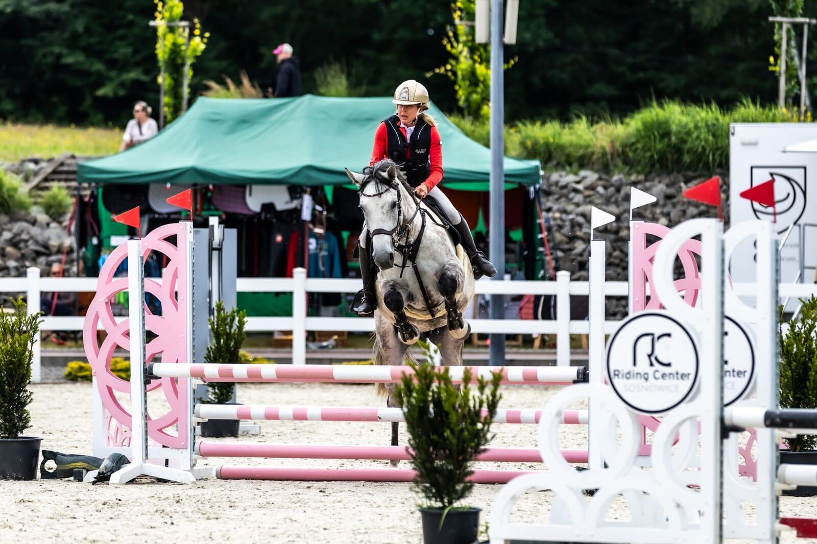 Zawody jazdy konnej w RC Riding Center Sosnowice – koń Kasparon w barwach marki Olomat