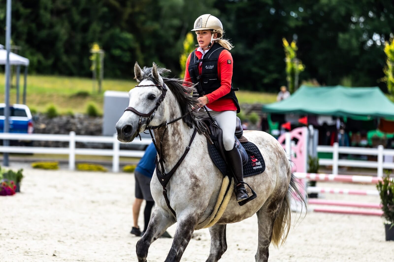 Zawody jazdy konnej w RC Riding Center Sosnowice – koń Kasparon w barwach marki Olomat