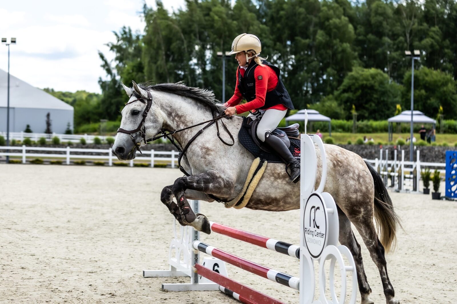 Zawody jazdy konnej w RC Riding Center Sosnowice – koń Kasparon w barwach marki Olomat