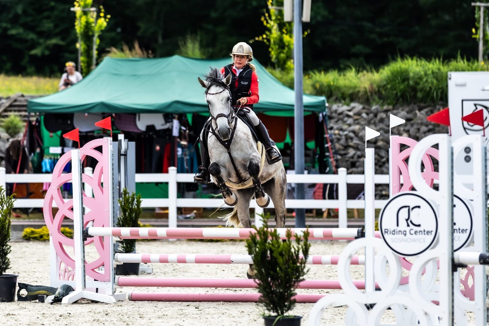 Zawody jazdy konnej w RC Riding Center Sosnowice – koń Kasparon w barwach marki Olomat