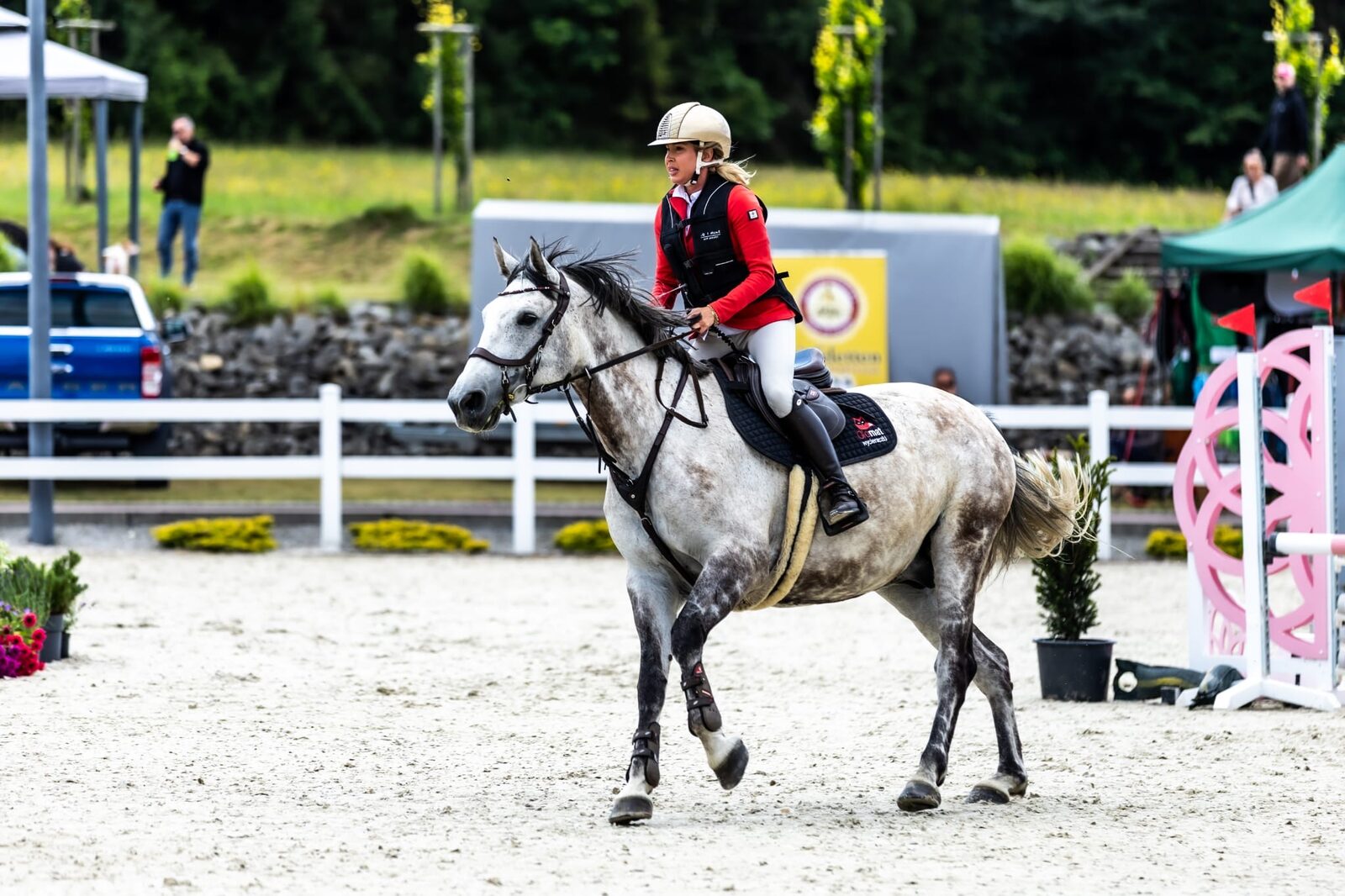 Zawody jazdy konnej w RC Riding Center Sosnowice – koń Kasparon w barwach marki Olomat