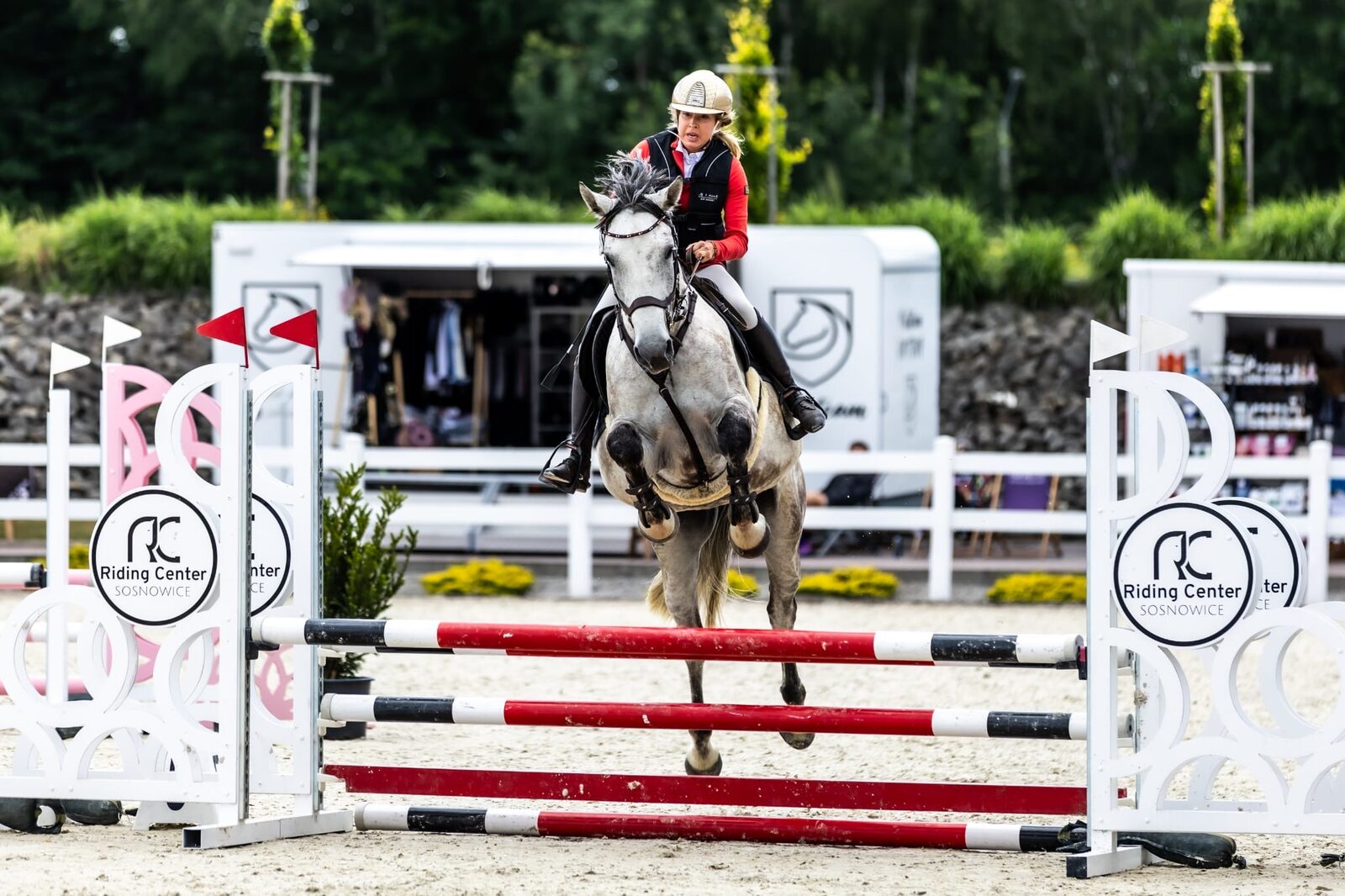 Zawody jazdy konnej w RC Riding Center Sosnowice – koń Kasparon w barwach marki Olomat