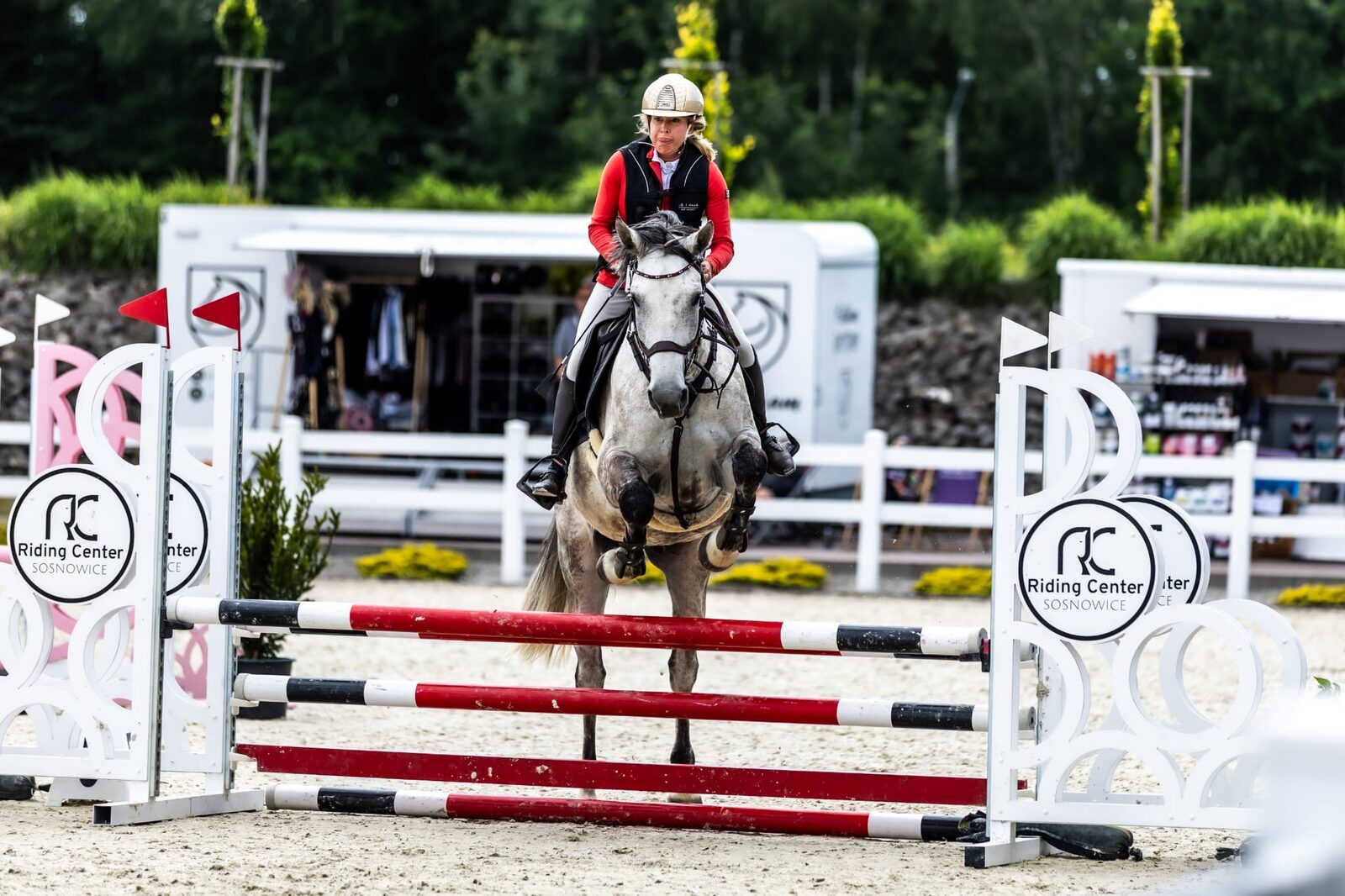 Zawody jazdy konnej w RC Riding Center Sosnowice – koń Kasparon w barwach marki Olomat